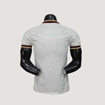 Espagne – Maillot Extérieur Coupe du Monde 2026 – Élégance claire, détails bordeaux - Covred